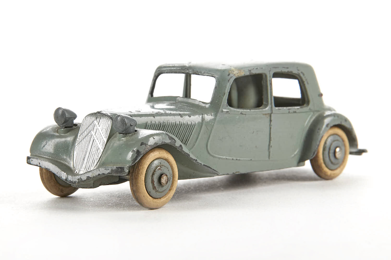 Ancienne voiture miniature en tôle Citroën 11 BL Dinky Toys Meccano