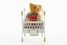 Tucher & Walther Sondermodell T 439 Ziehharmonika-Teddy im Bett